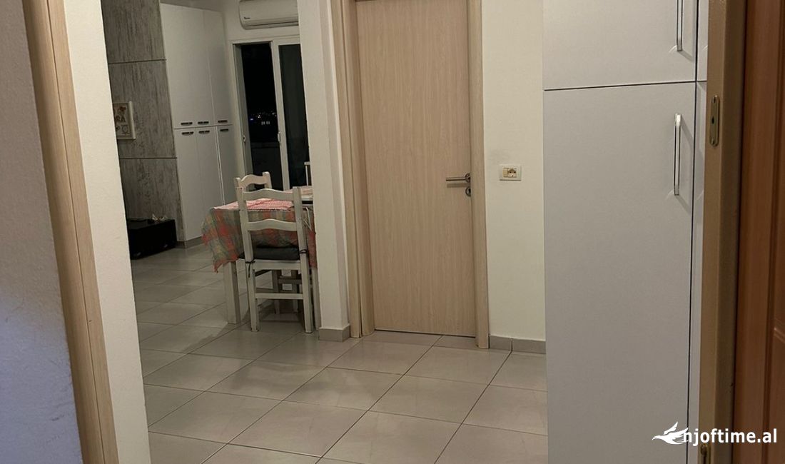 Shtepi ne shitje Apartament ne Tirane, 1+1, Mobilimi E mobiluar, Pagesa 100,000  Euro.