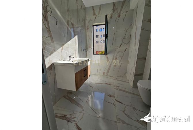 Shtepi ne shitje Apartament ne Tirane, 1+1, Mobilimi Bosh, pa mobiluar, Pagesa 132,000  Euro.