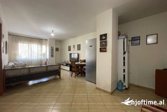 Shtepi ne shitje Apartament ne Tirane, 1+1, Mobilimi Bosh, pa mobiluar, Pagesa 80,000  Euro.