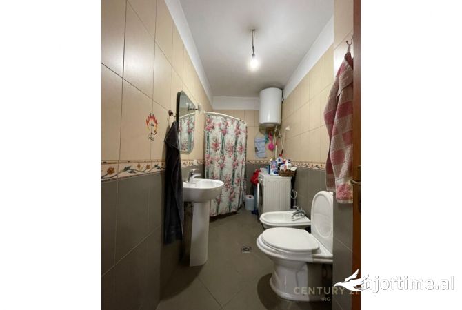 Shtepi ne shitje Apartament ne Tirane, 1+1, Mobilimi Bosh, pa mobiluar, Pagesa 80,000  Euro.