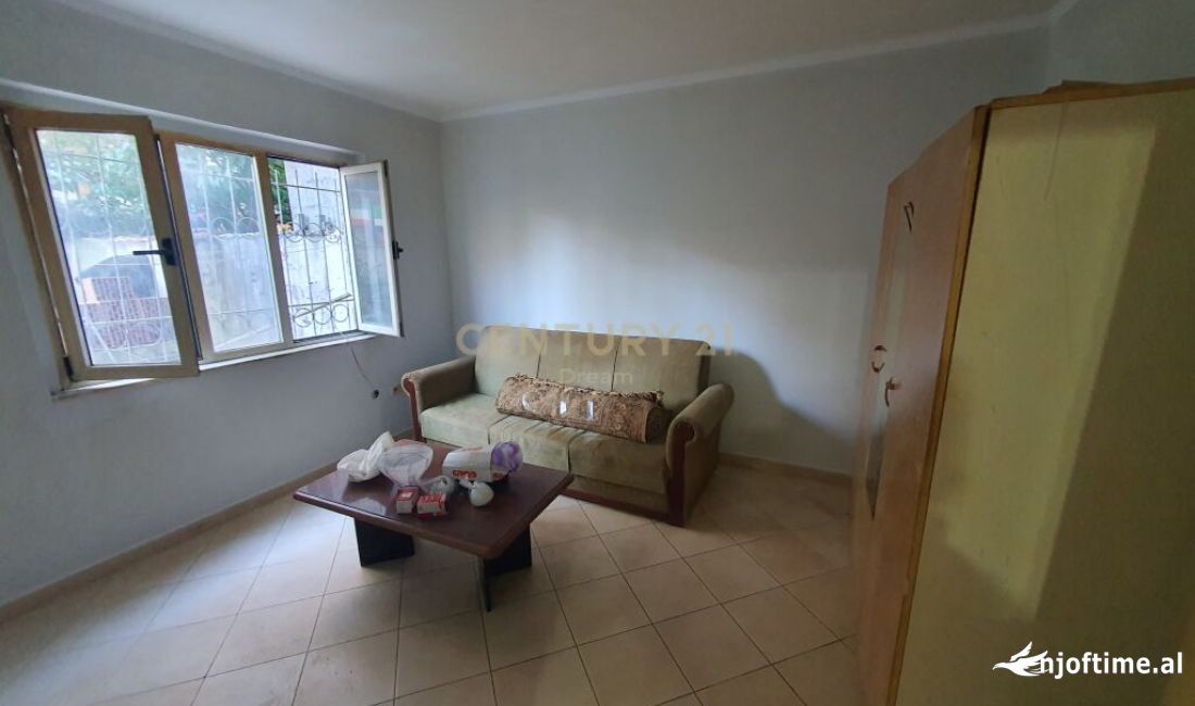 Shtepi ne shitje Apartament ne Tirane, Garsoniere, Mobilimi Pjeserisht e mobiluar, Pagesa 45,000  Euro.