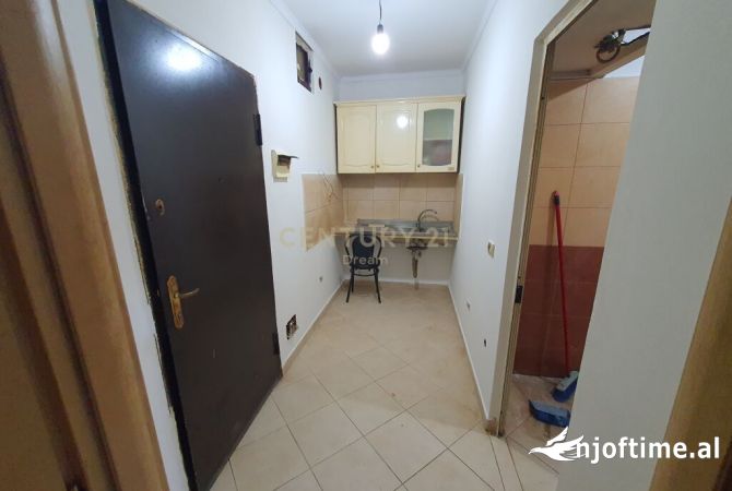 Shtepi ne shitje Apartament ne Tirane, Garsoniere, Mobilimi Pjeserisht e mobiluar, Pagesa 45,000  Euro.