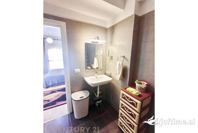 Shtepi ne shitje Apartament ne Tirane, 2+1, Mobilimi E mobiluar, Pagesa 145,000  Euro.