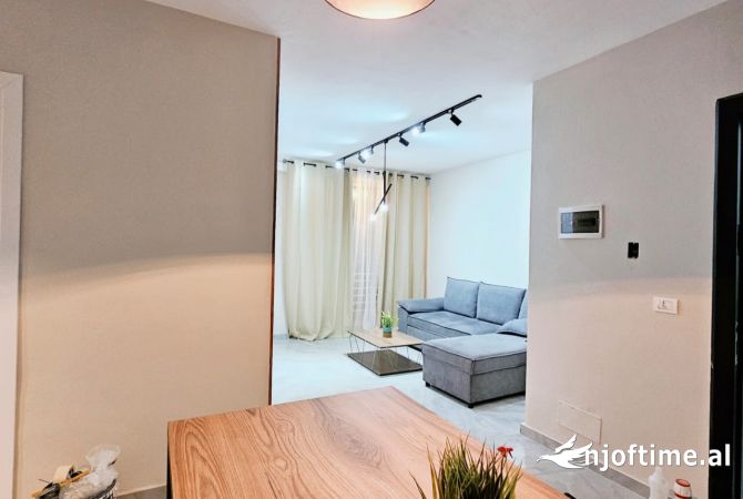 Shtepi ne shitje Apartament ne Tirane, 2+1, Mobilimi Pjeserisht e mobiluar, Pagesa 84,000  Euro.