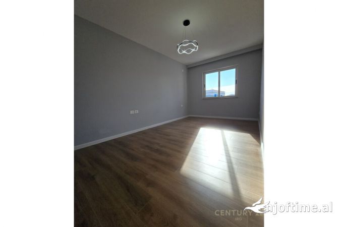 Shtepi ne shitje Apartament ne Tirane, 2+1, Mobilimi Bosh, pa mobiluar, Pagesa 108,000  Euro.