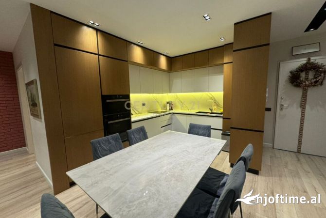 Shtepi ne shitje Apartament ne Tirane, 2+1, Mobilimi E mobiluar, Pagesa 245,000  Euro.