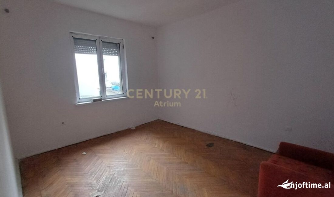 Shtepi ne shitje Apartament ne Tirane, 2+1, Mobilimi Bosh, pa mobiluar, Pagesa 135,000  Euro.