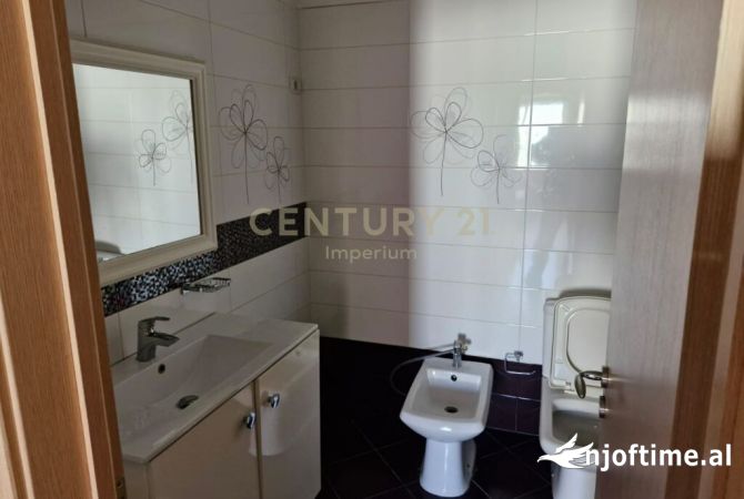Shtepi ne shitje Apartament ne Tirane, 3+1, Mobilimi E mobiluar, Pagesa 204,600  Euro.