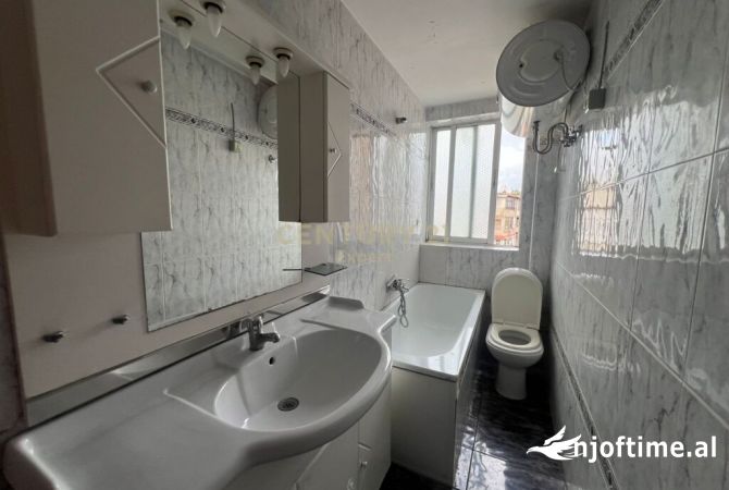 Shtepi me qera Apartament ne Tirane, 2+1, Mobilimi E mobiluar, Pagesa 450  Euro.