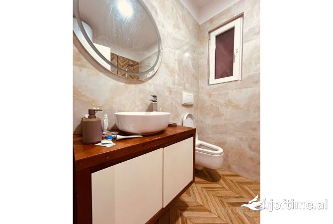 Shtepi ne shitje Apartament ne Tirane, 2+1, Mobilimi E mobiluar, Pagesa 180,000  Euro.