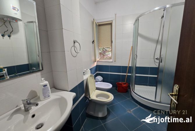 Shtepi ne shitje Apartament ne Tirane, 2+1, Mobilimi E mobiluar, Pagesa 125,000  Euro.