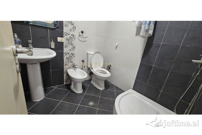 Shtepi me qera Apartament ne Tirane, 2+1, Mobilimi E mobiluar, Pagesa 500  Euro.