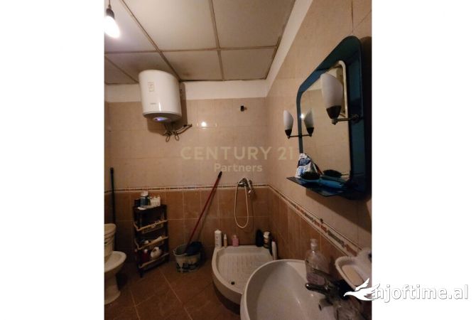 Shtepi ne shitje Apartament ne Tirane, 2+1, Mobilimi Bosh, pa mobiluar, Pagesa 110,000  Euro.