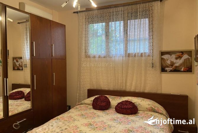 Shtepi me qera Vila Luksoze ne Tirane, 4+1, Mobilimi E mobiluar, Pagesa 1,100  Euro.