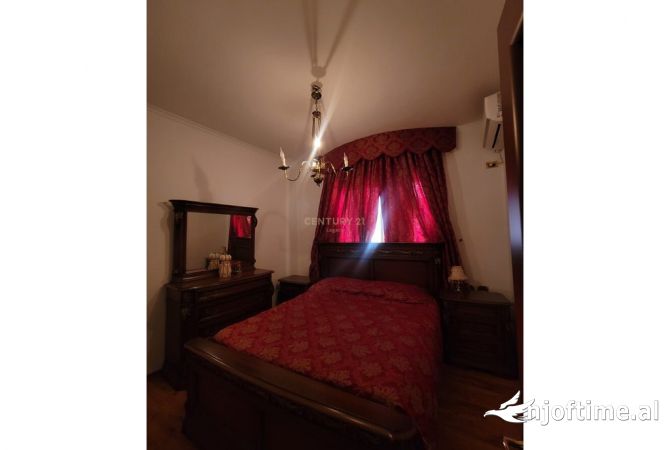 Shtepi me qera Vila Luksoze ne Tirane, 4+1, Mobilimi E mobiluar, Pagesa 1,100  Euro.