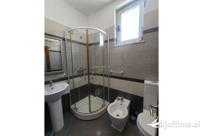 Shtepi me qera Vila Luksoze ne Tirane, 4+1, Mobilimi E mobiluar, Pagesa 1,100  Euro.