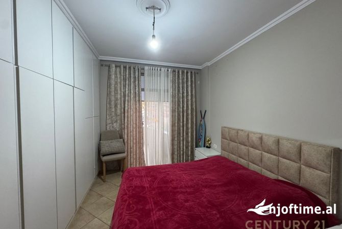 Shtepi ne shitje Apartament ne Tirane, 1+1, Mobilimi E mobiluar, Pagesa 93,000  Euro.