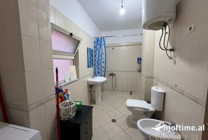 Shtepi ne shitje Apartament ne Tirane, 1+1, Mobilimi E mobiluar, Pagesa 93,000  Euro.
