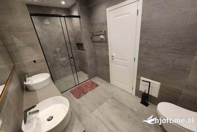 Shtepi me qera Apartament ne Tirane, 3+1, Mobilimi E mobiluar, Pagesa 1,300  Euro.