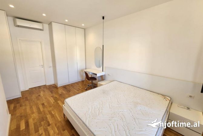 Shtepi me qera Apartament ne Tirane, 3+1, Mobilimi E mobiluar, Pagesa 1,300  Euro.