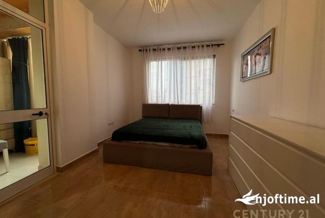 Shtepi ne shitje Apartament ne Tirane, 2+1, Mobilimi E mobiluar, Pagesa 129,900  Euro.