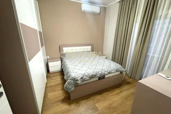 Shtepi me qera 4+1 ne Tirane - 1,200 Euro