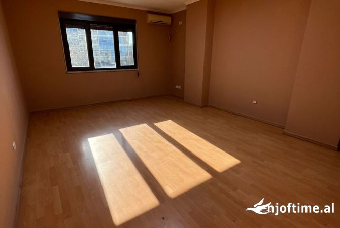 Ambient biznesi me qera 3+1 ne Tirane - 1,350 Euro