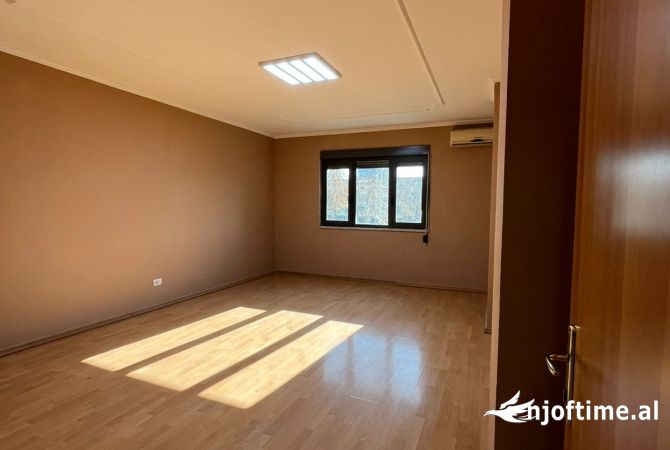 Jepet me Qera Apartament per Zyra ne Qender