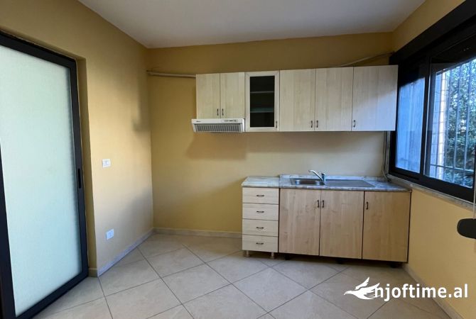 Ambient biznesi me qera 3+1 ne Tirane - 1,350 Euro