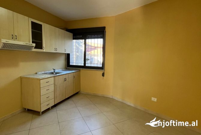 Ambient biznesi me qera 3+1 ne Tirane - 1,350 Euro