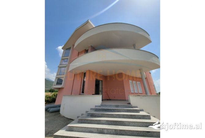 Shtepi me qera Shtepi Private ne Tirane, 4+1, Mobilimi E mobiluar, Pagesa 800  Euro.