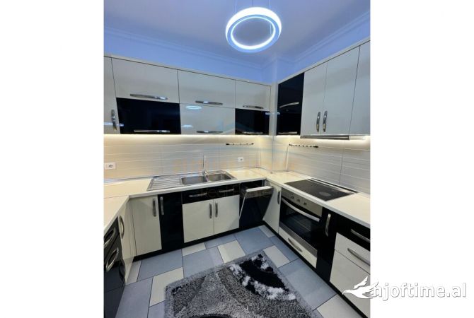 Shtepi me qera Apartament ne Tirane, 3+1, Mobilimi E mobiluar, Pagesa 850  Euro.