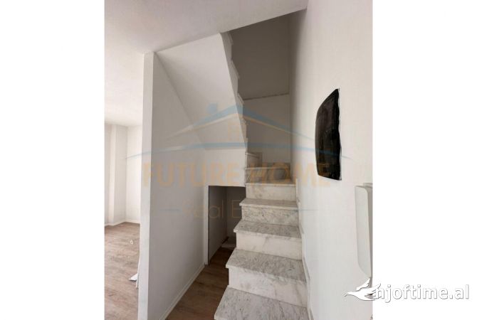 Shtepi ne shitje Duplex(shtepi me 2 kate) ne Tirane, 2+1, Mobilimi Bosh, pa mobiluar, Pagesa 145,000  Euro.