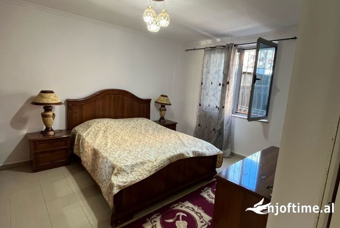 Shtepi ne shitje Apartament ne Tirane, 2+1, Mobilimi Pjeserisht e mobiluar, Pagesa 175,000  Euro.