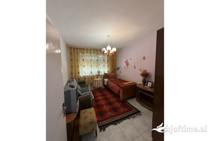 Shtepi me qera Apartament ne Tirane, 3+1, Mobilimi E mobiluar, Pagesa 550  Euro.