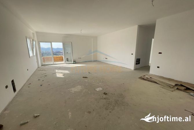 Shtepi ne shitje Apartament ne Tirane, 3+1, Mobilimi Bosh, pa mobiluar, Pagesa 228,000  Euro.