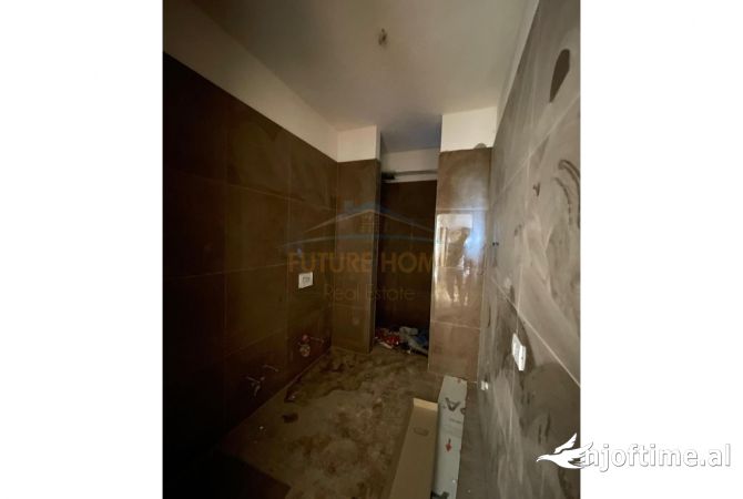 Shtepi ne shitje Apartament ne Tirane, 2+1, Mobilimi Bosh, pa mobiluar, Pagesa 118,000  Euro.