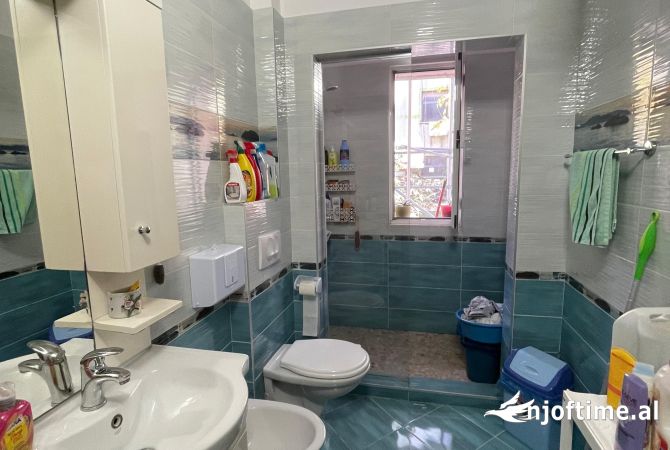 Shtepi ne shitje Apartament ne Tirane, 2+1, Mobilimi E mobiluar, Pagesa 180,001  Euro.