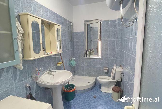 Shtepi ne shitje Apartament ne Tirane, 2+1, Mobilimi E mobiluar, Pagesa 125,100  Euro.