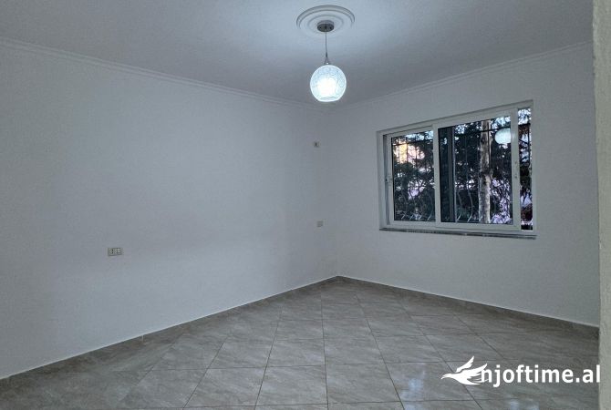Shtepi ne shitje Apartament ne Tirane, 1+1, Mobilimi Pjeserisht e mobiluar, Pagesa 87,900  Euro.