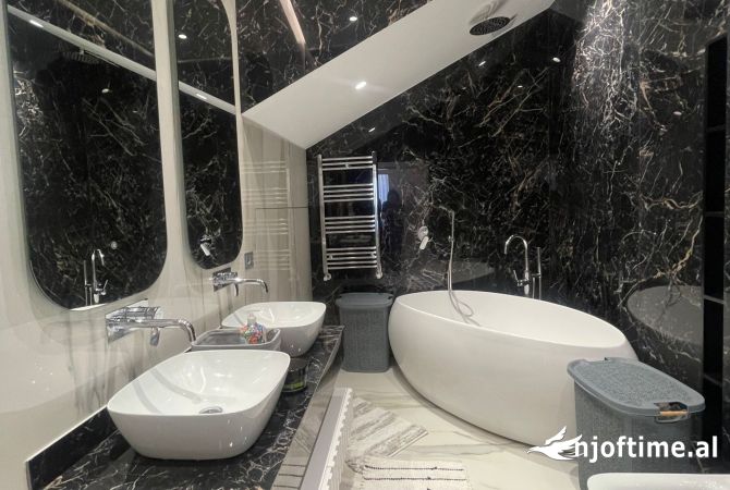 Shtepi ne shitje Duplex(shtepi me 2 kate) ne Tirane, 3+1, Mobilimi E mobiluar, Pagesa 450,001  Euro.