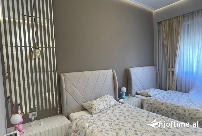 Shtepi ne shitje Duplex(shtepi me 2 kate) ne Tirane, 3+1, Mobilimi E mobiluar, Pagesa 450,001  Euro.