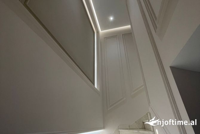 Shtepi ne shitje Duplex(shtepi me 2 kate) ne Tirane, 3+1, Mobilimi E mobiluar, Pagesa 450,001  Euro.