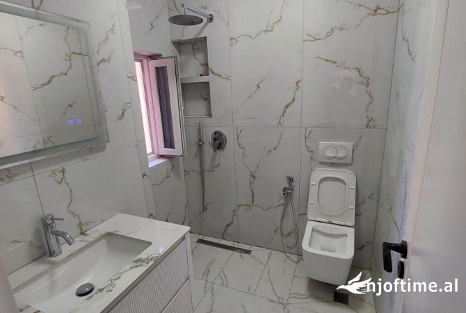 Shtepi ne shitje Apartament ne Tirane, 2+1, Mobilimi Pjeserisht e mobiluar, Pagesa 185,001  Euro.