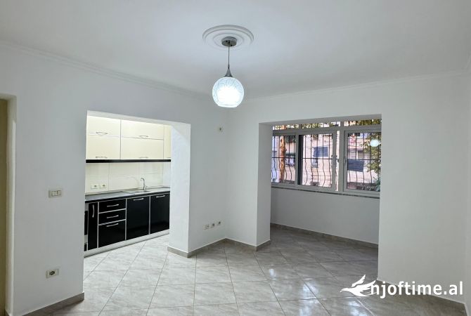 Shtepi ne shitje Apartament ne Tirane, 1+1, Mobilimi Pjeserisht e mobiluar, Pagesa 84,500  Euro.