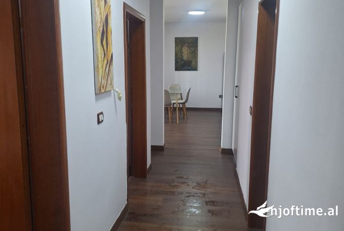Shtepi ne shitje Apartament ne Tirane, 2+1, Mobilimi E mobiluar, Pagesa 175,003  Euro.