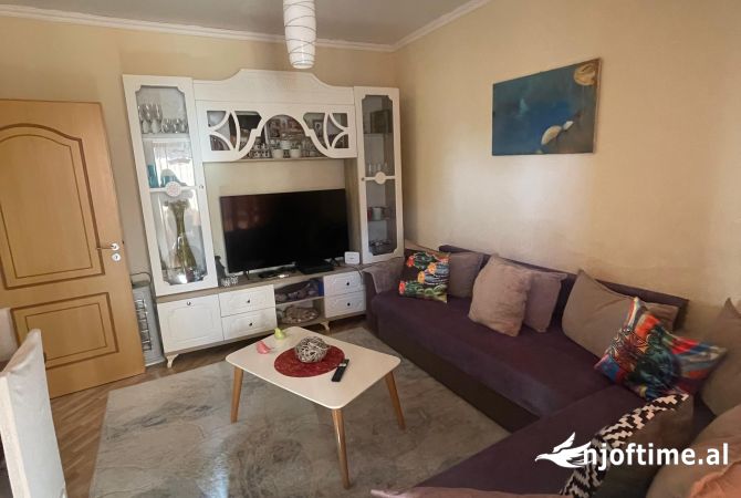 Shtepi ne shitje Apartament ne Tirane, 1+1, Mobilimi E mobiluar, Pagesa 74,900  Euro.