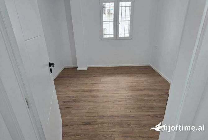 Shtepi ne shitje Apartament ne Tirane, 2+1, Mobilimi Bosh, pa mobiluar, Pagesa 120,001  Euro.