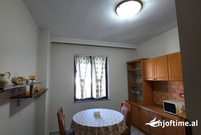 Shtepi me qera Apartament ne Tirane, 2+1, Mobilimi E mobiluar, Pagesa 500  Euro.