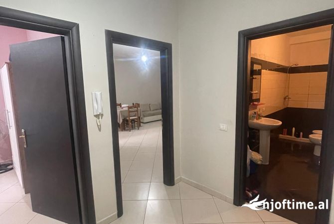 Shtepi ne shitje Apartament ne Tirane, 1+1, Mobilimi E mobiluar, Pagesa 84,999  Euro.